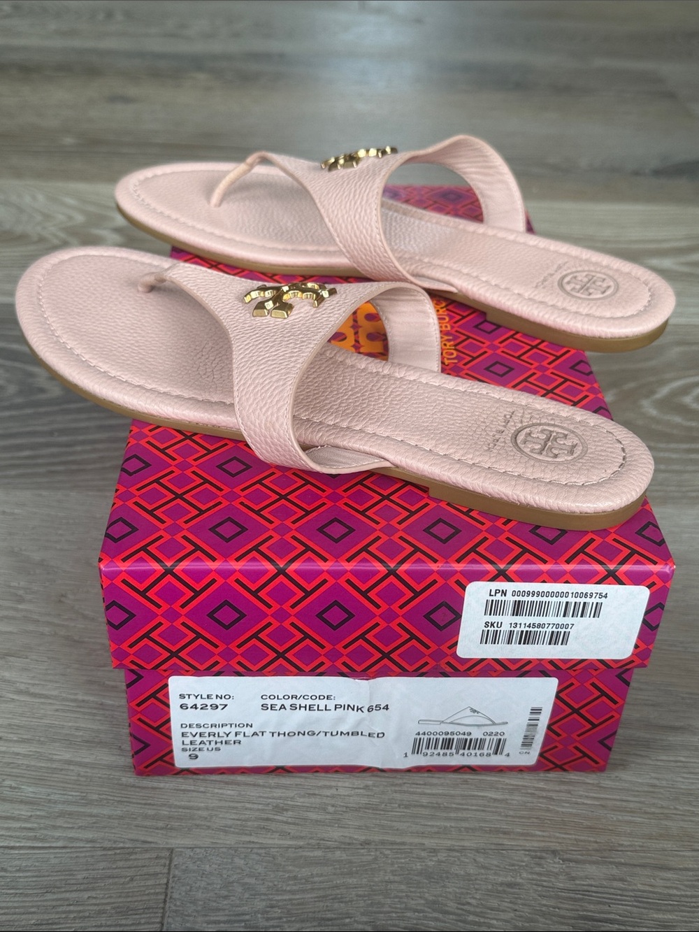 Tory Burch Sea Shell Pink Tumbled Leather Sandal Flat Thong Gold Double T Logo 9 - Picture 6 of 9